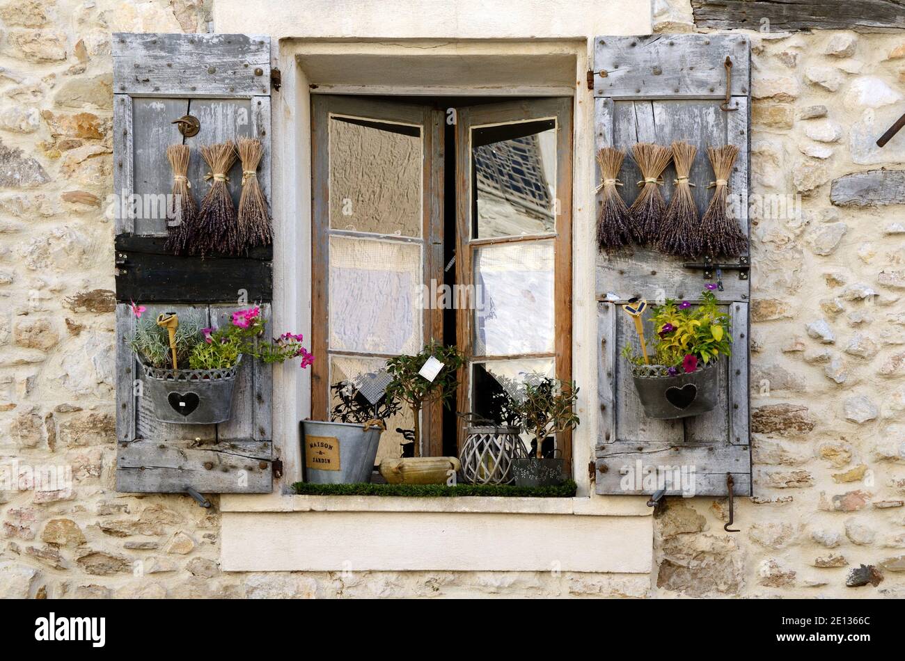 Dekoriert Fenster & Fensterläden mit Klumpen von Lavendel & Schaufensterplanter im Le Castellet Var Provence Frankreich Stockfoto