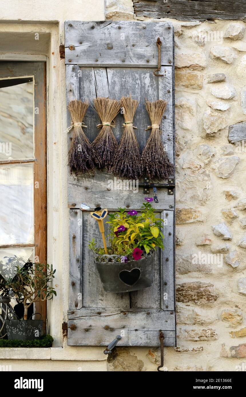 Dekoriert Fenster & Fensterläden mit Klumpen von Lavendel & Schaufensterplanter im Le Castellet Var Provence Frankreich Stockfoto