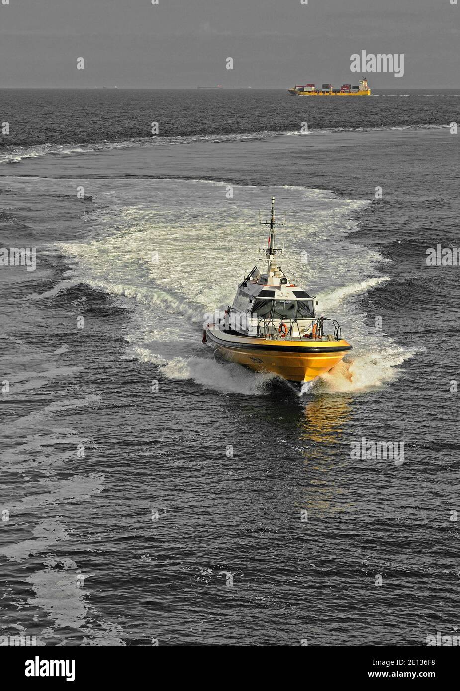 nordsee, niederlande - 2011-05-12: Der Pilotstart orion beschleunigt zu einem einkommenden Containerschiff für die Pilotenschifffahrt in maasgeul / maasmond -- [cr Stockfoto