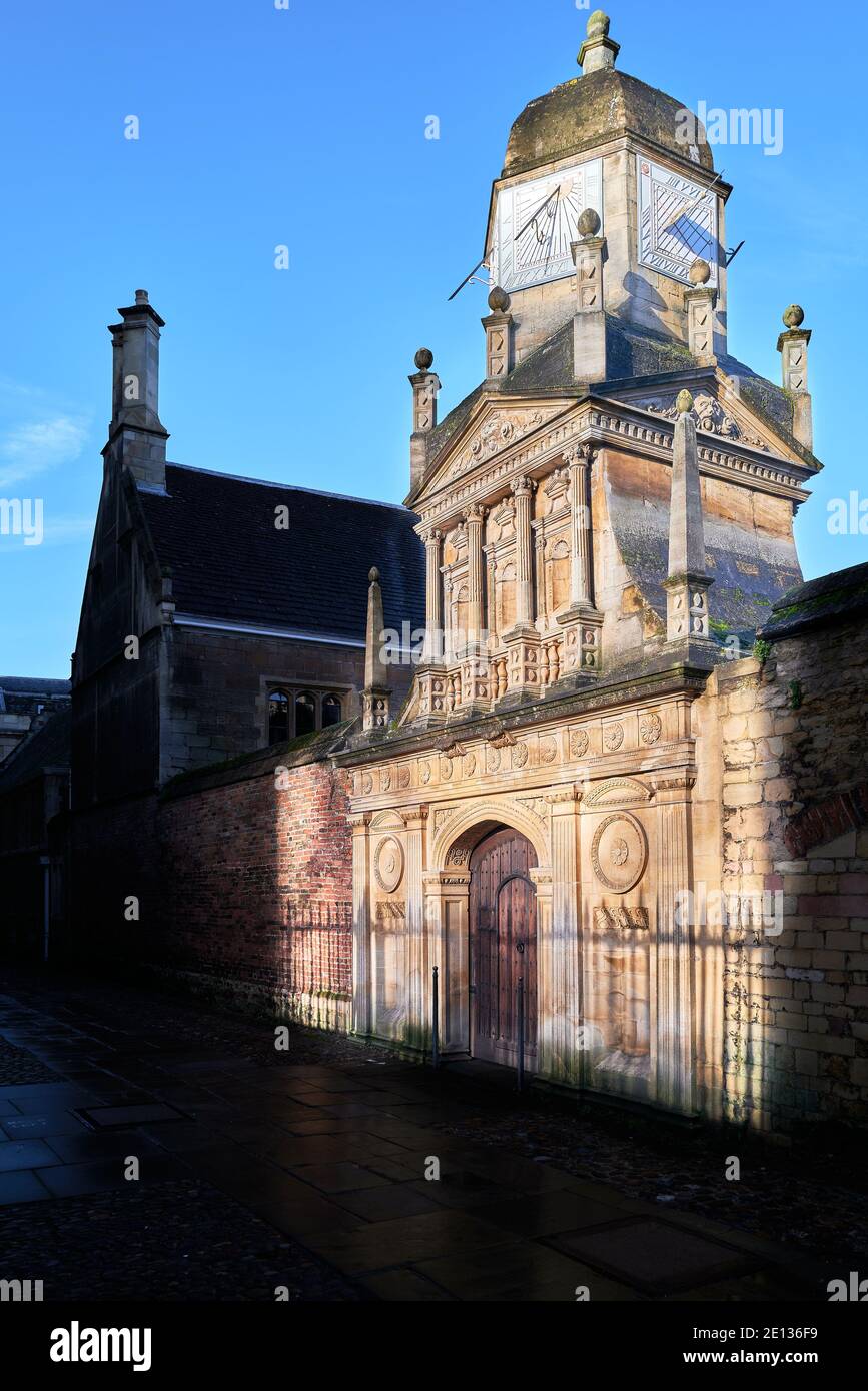 Gate of Honor, mit seiner Kuppel und Sonnenuhr, am Gonville and Caius College, Universität cambridge, England. Stockfoto