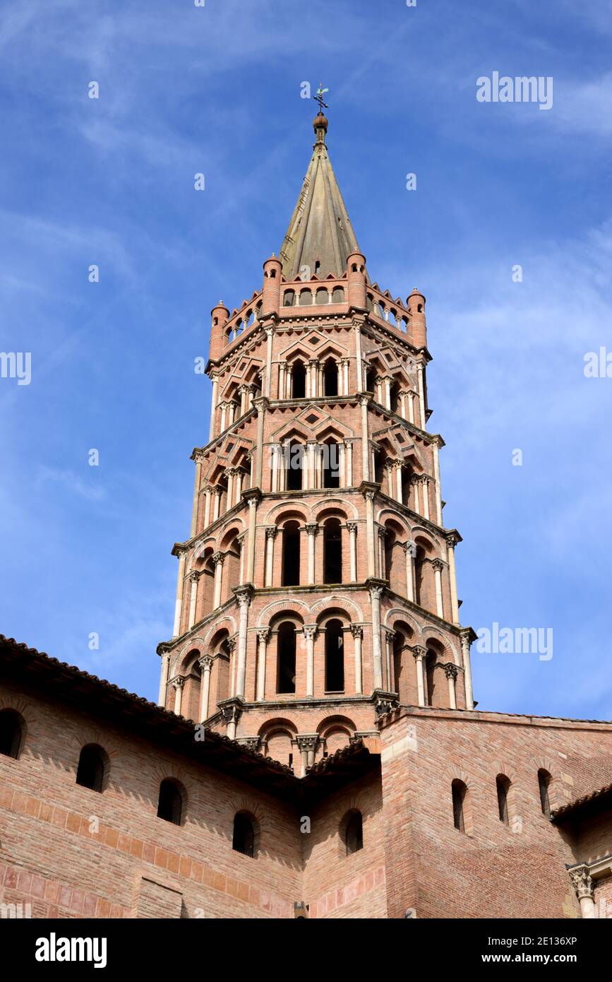 Glockenturm oder Glockenturm der romanischen Kirche oder Basilika Von Saint-Sernin (1180) Toulouse Haute-Garonne Frankreich Stockfoto