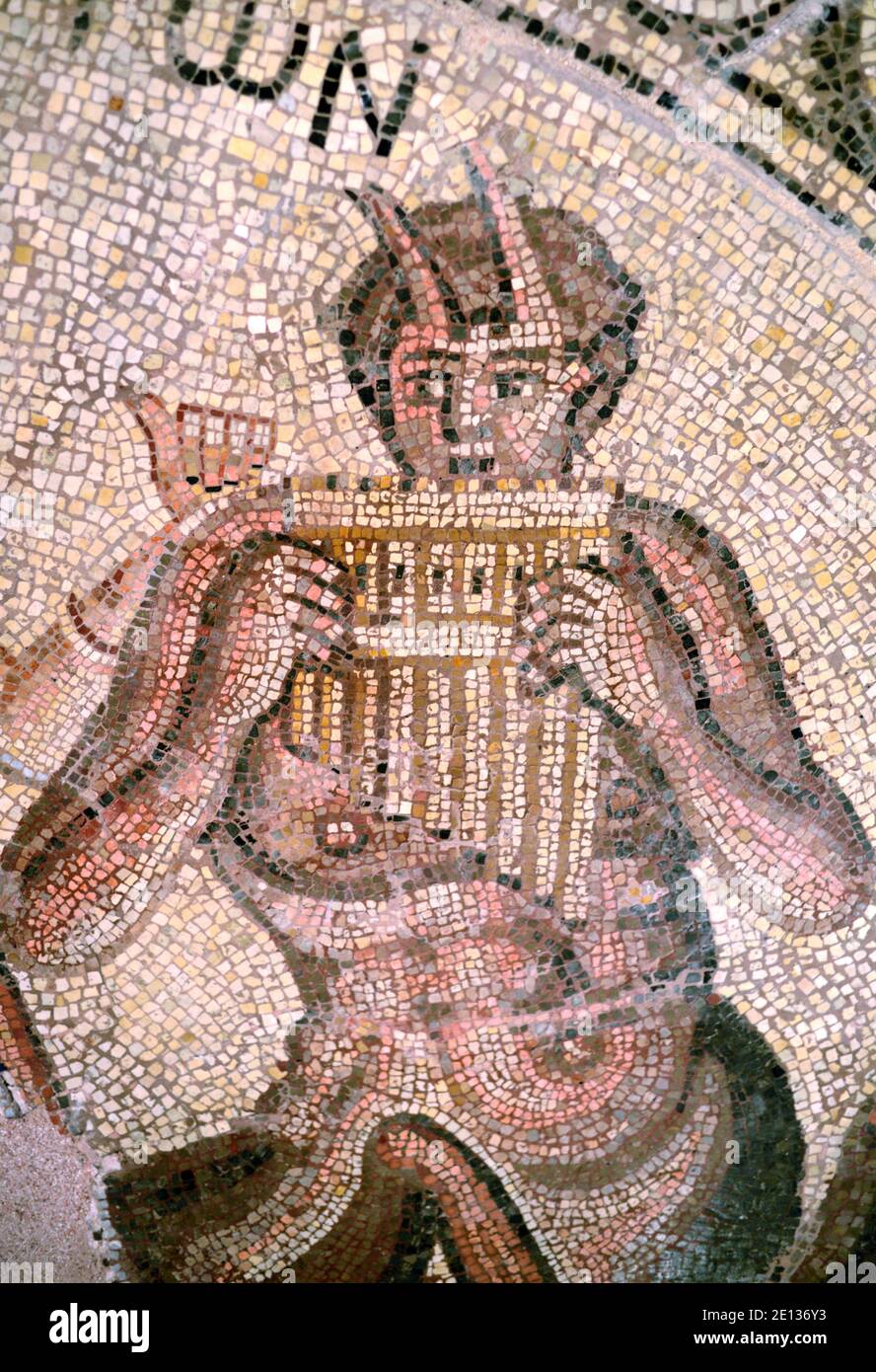 Der griechische Gott Pan oder Satyr spielt Pan Flöten, alias Panpipes, Pan Pipes oder Syrinx c4/5th Roman Floor Mosaic im Musée Saint-Raymond Toulouse Frankreich Stockfoto