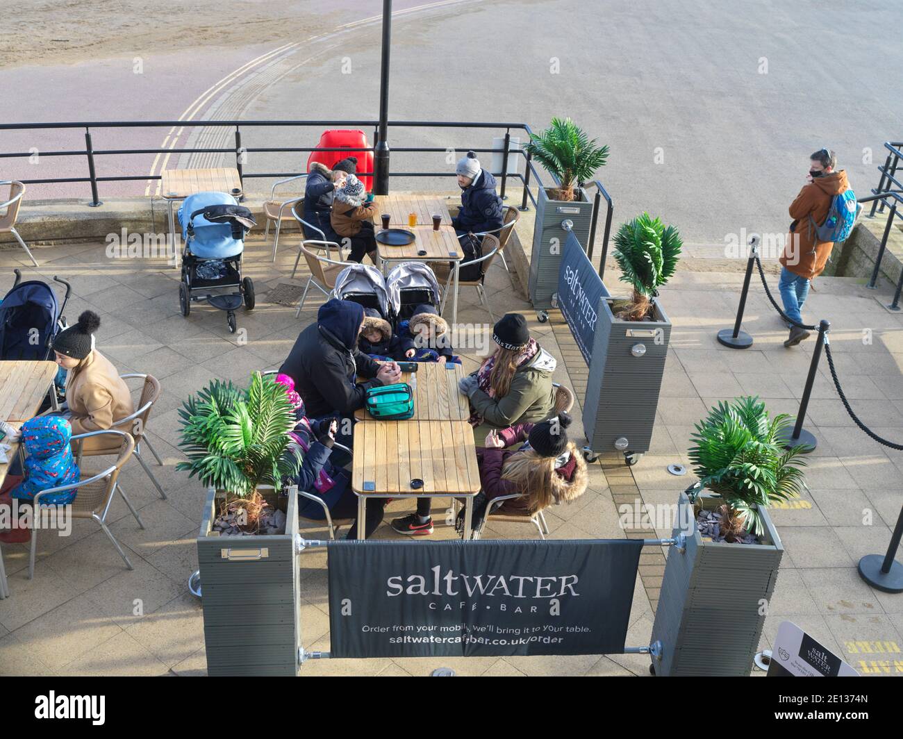 Blick auf verschiedene Familiengruppen distanzieren sich in einem Outdoor Café Stockfoto