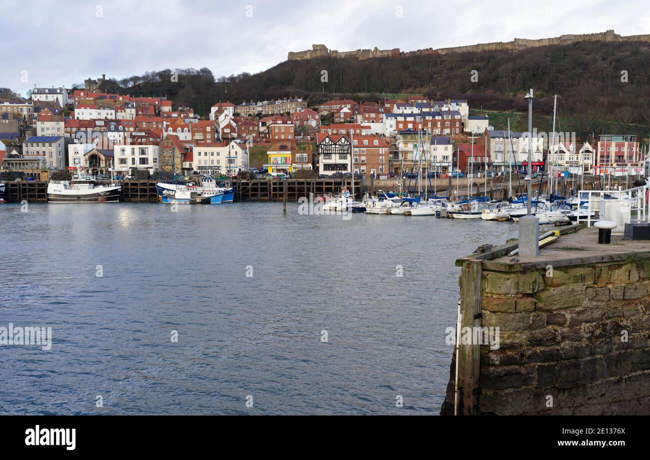 Häuser und Geschäftshäuser mit Blick auf den Hafen von Scarborough Stockfoto