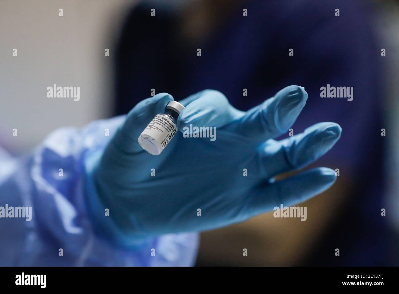 Bukarest, Rumänien - 4. Januar 2021: Bild mit geringer Schärfentiefe (selektiver Fokus) mit Details des Pfizer BioNTech-Impfstoffs im Krankenhaus Durin Stockfoto