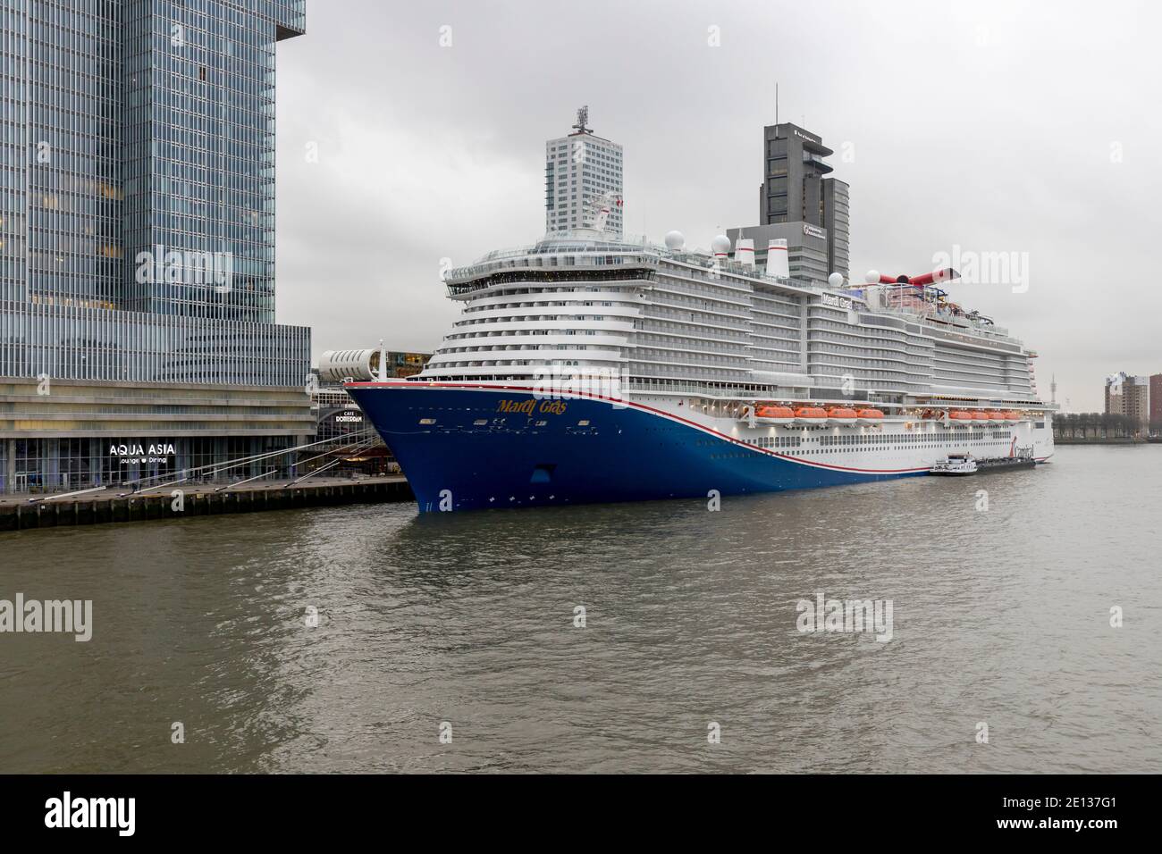 Rotterdam, Niederlande - 2020-12-22: Mardi Gras Kreuzfahrtschiff von Carnival Lines wird während des Jungfernrufs nach Rotterdam wieder geliefert Stockfoto