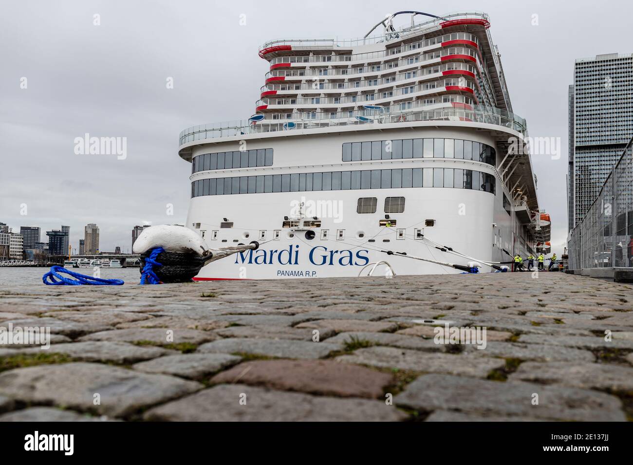 Rotterdam, Niederlande - 2020-12-22: LNG angetriebenes Kreuzfahrtschiff Mardi Gras von Carnival Lines wird für Jungfernanruf in den Hafen von Rotterdam vertäut Stockfoto