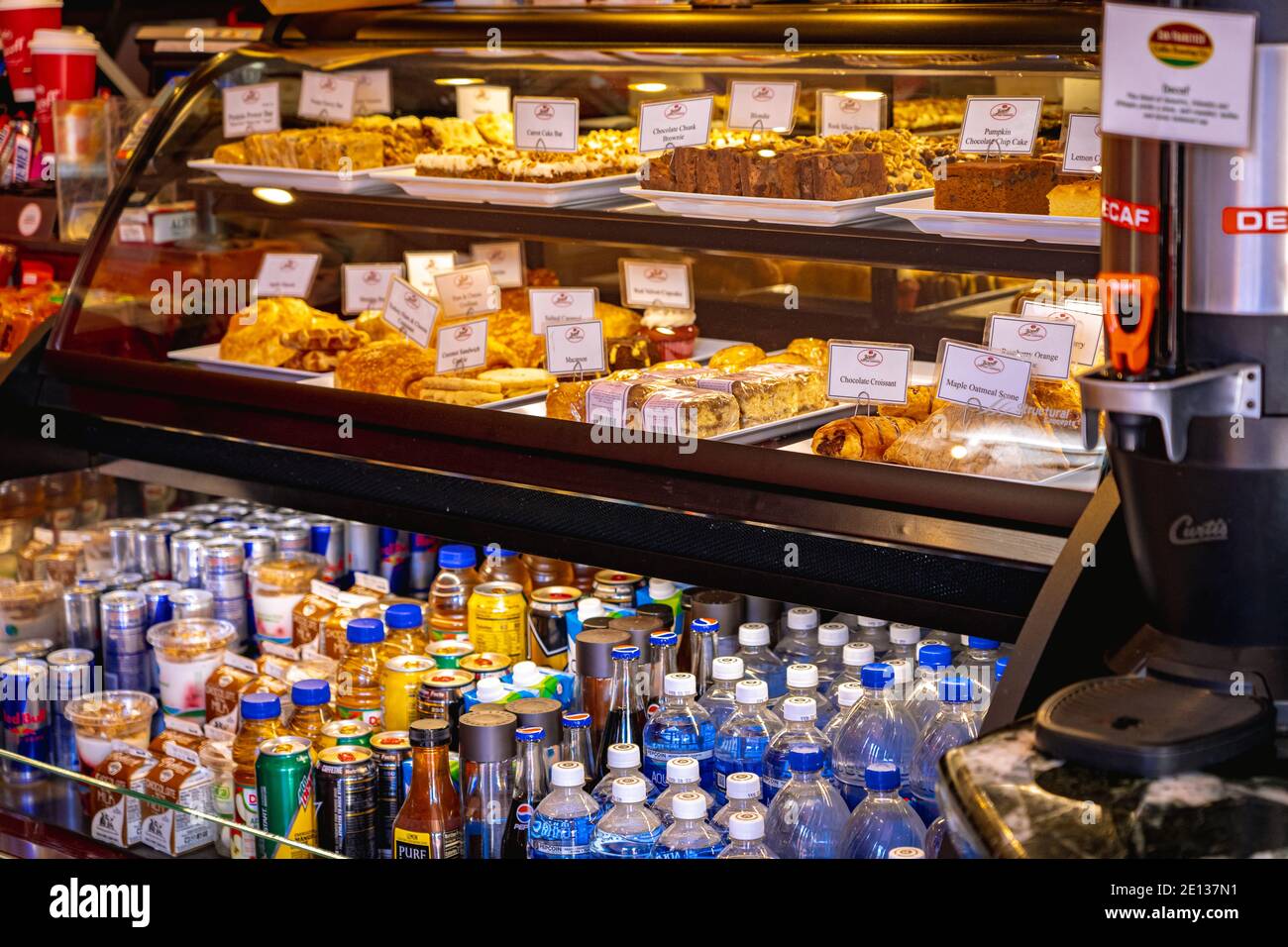 Verschiedene Gebäcksorten und Getränke auf einem Schaukühlschrank im Lotus Biscoff Coffee Corner Store am Pier 39. Stockfoto