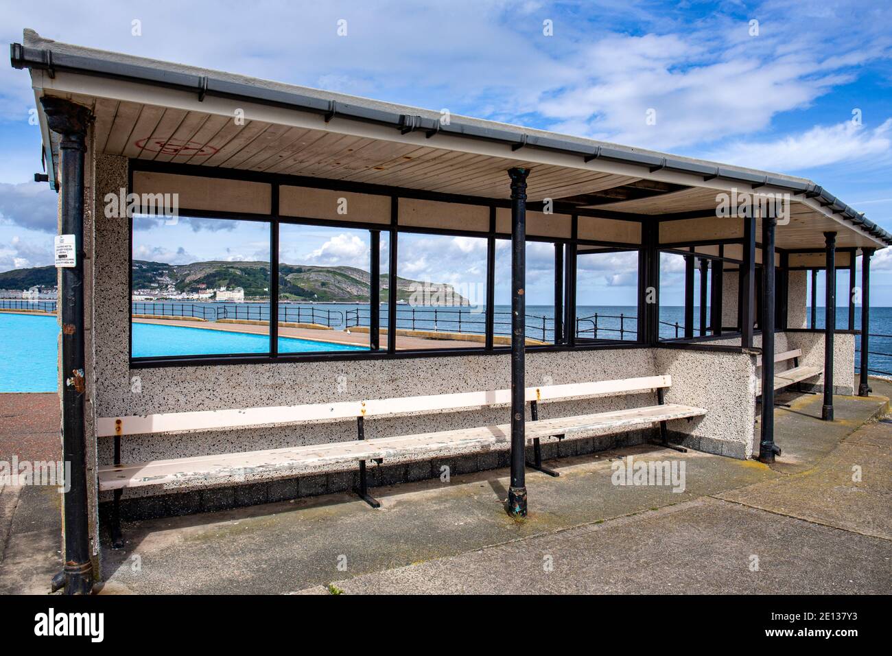 Seaside Shelter mit öffentlichem Schwimmbad mit Blick auf den Great Orme, Llandudno Conwy North Wales UK Stockfoto