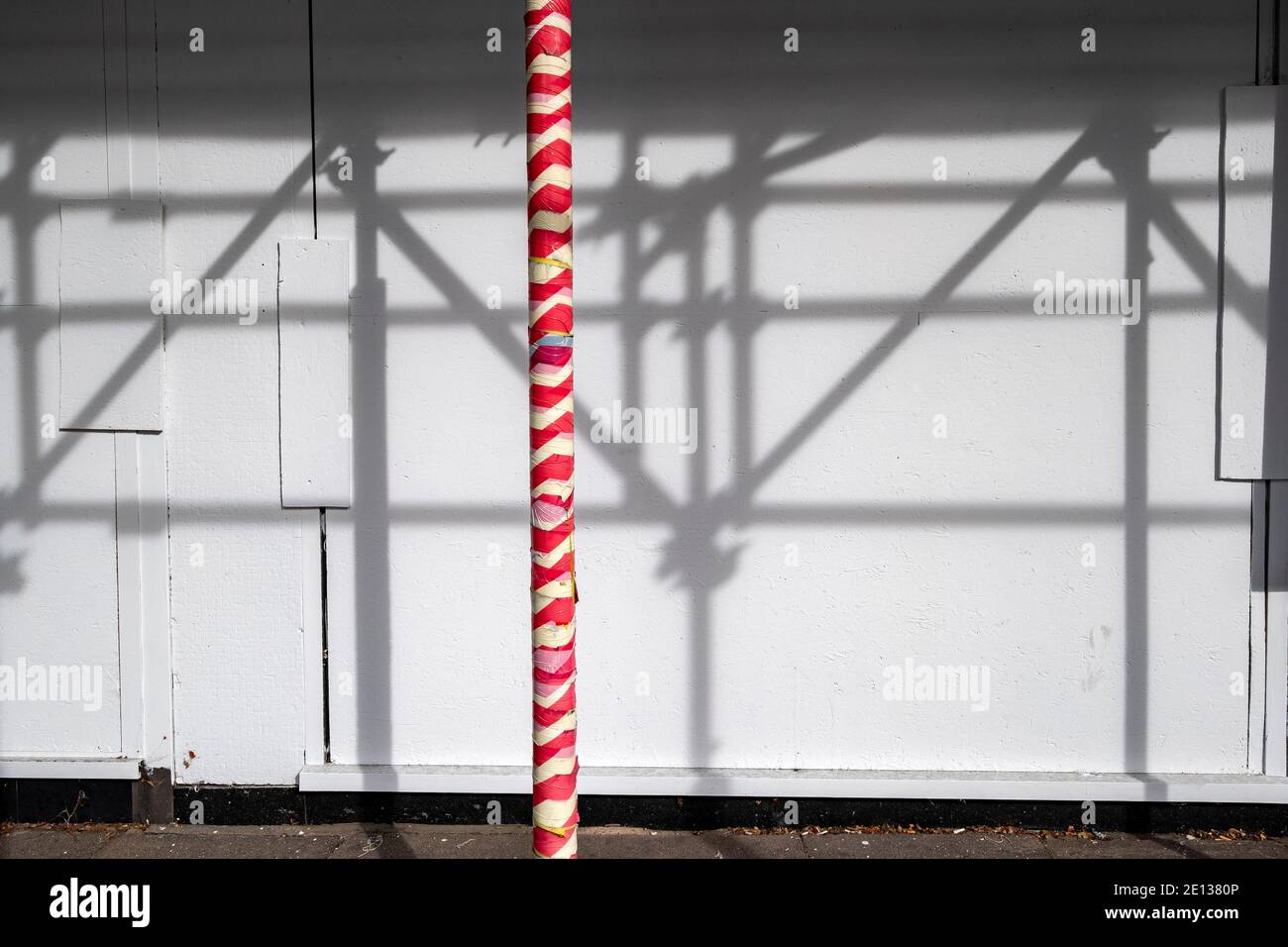 Schattenspiel von Gerüsten am Zaun der Baustelle Stockfoto