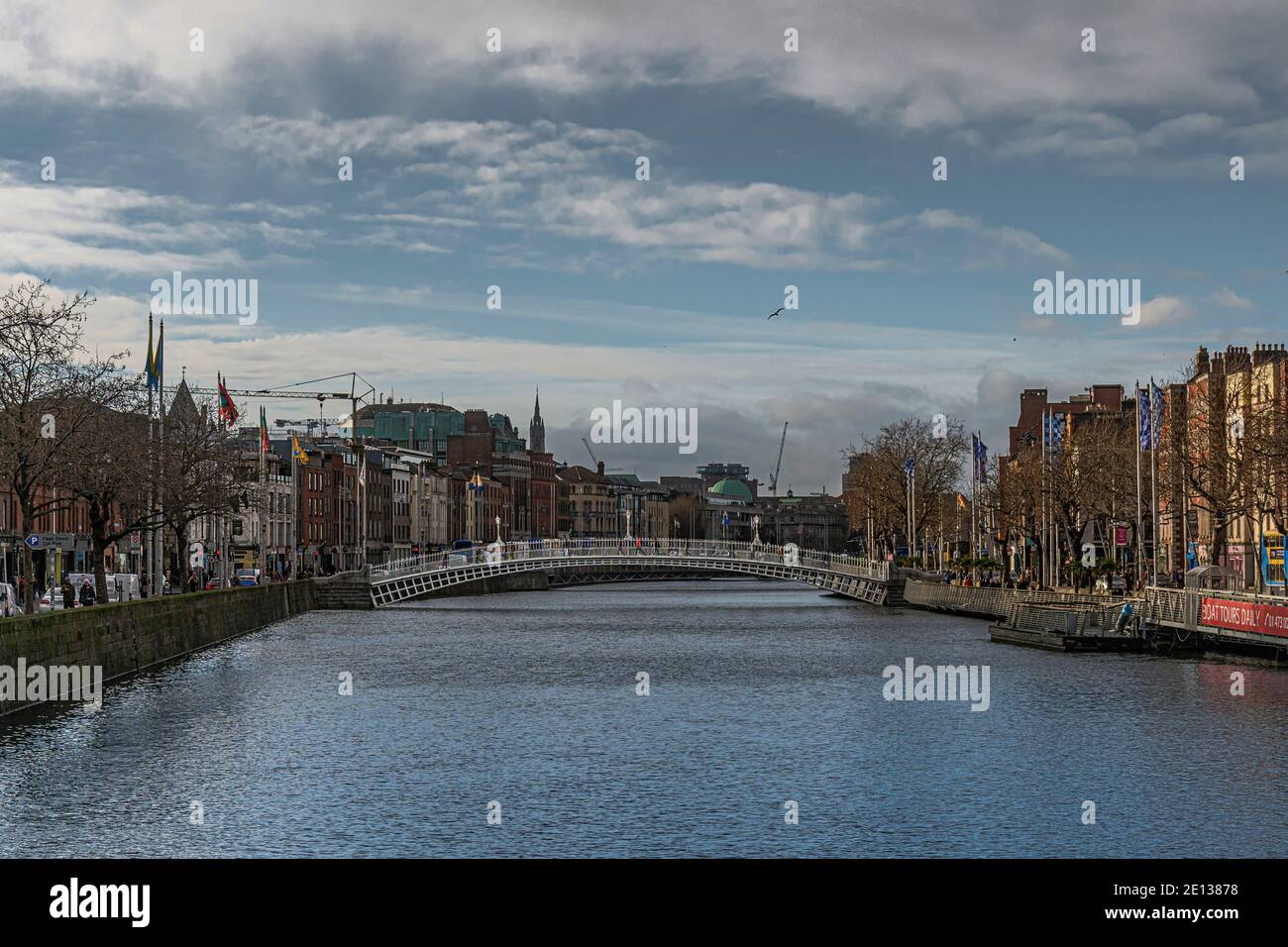 Fußgängerbrücke Half Penny Bridge (Ha'Penny Bridge), die den Fluss Liffey im Zentrum von Dublin, Irland, überquert. Stockfoto