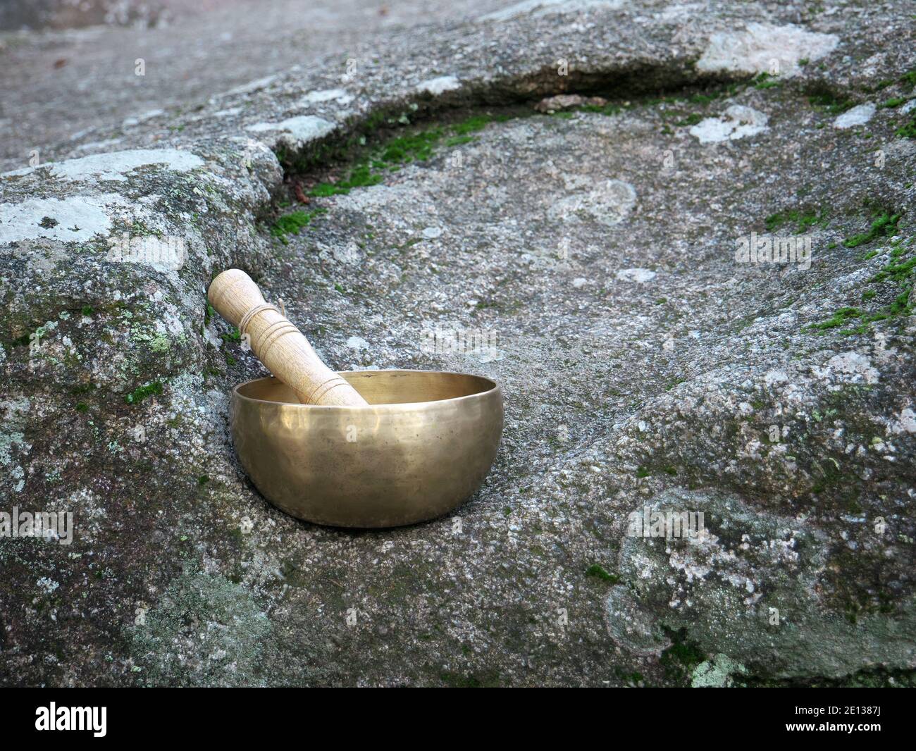 Eine singende Schüssel auf einem großen Felsen in der Natur gesetzt Stockfoto