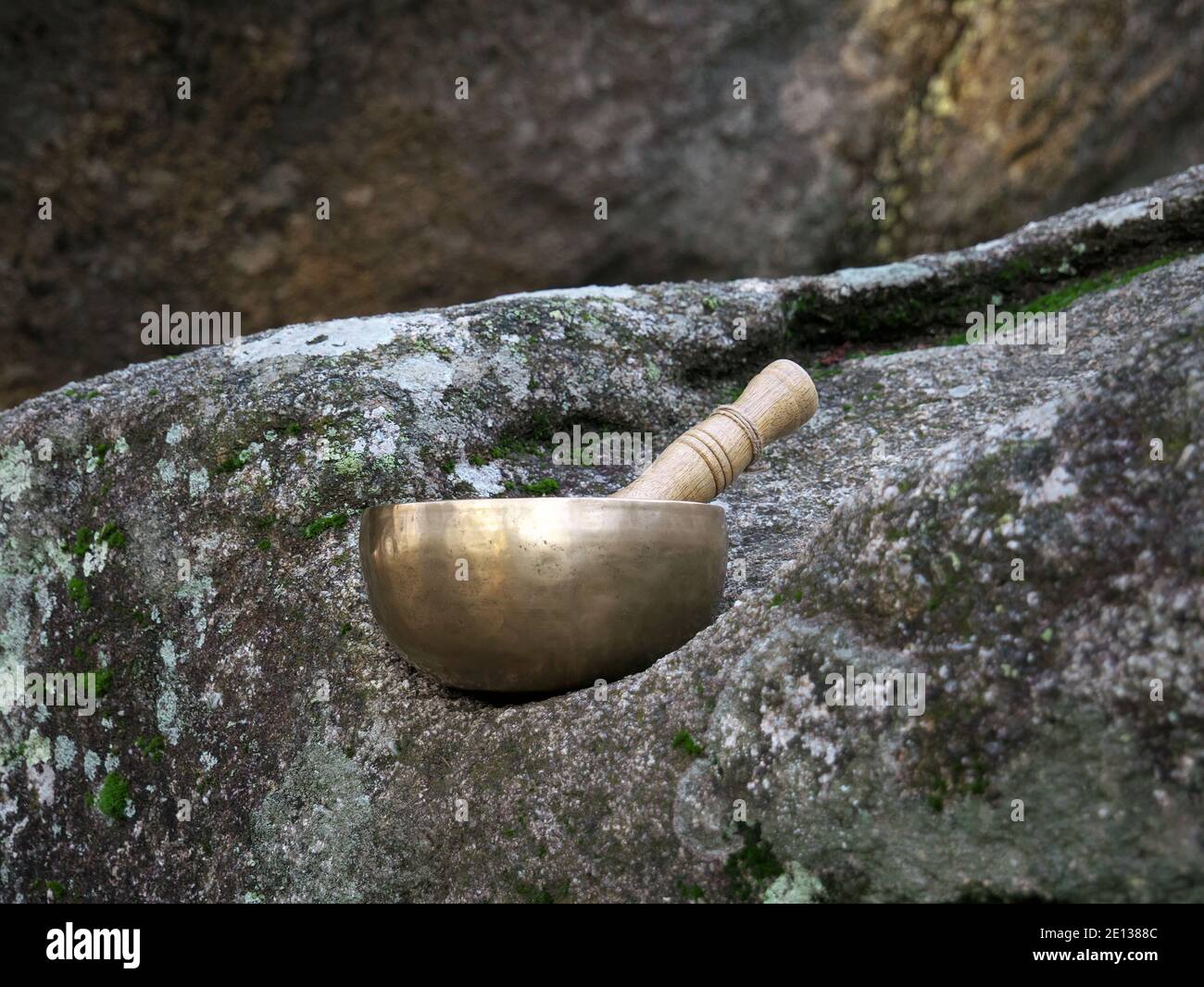 Eine singende Schüssel auf einem großen Felsen in der Natur gesetzt Stockfoto