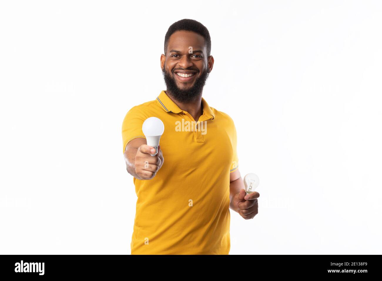 Fröhlicher Afrikanischer Kerl Zeigt Energiesparende Glühbirne Auf Weißem Hintergrund Stockfoto