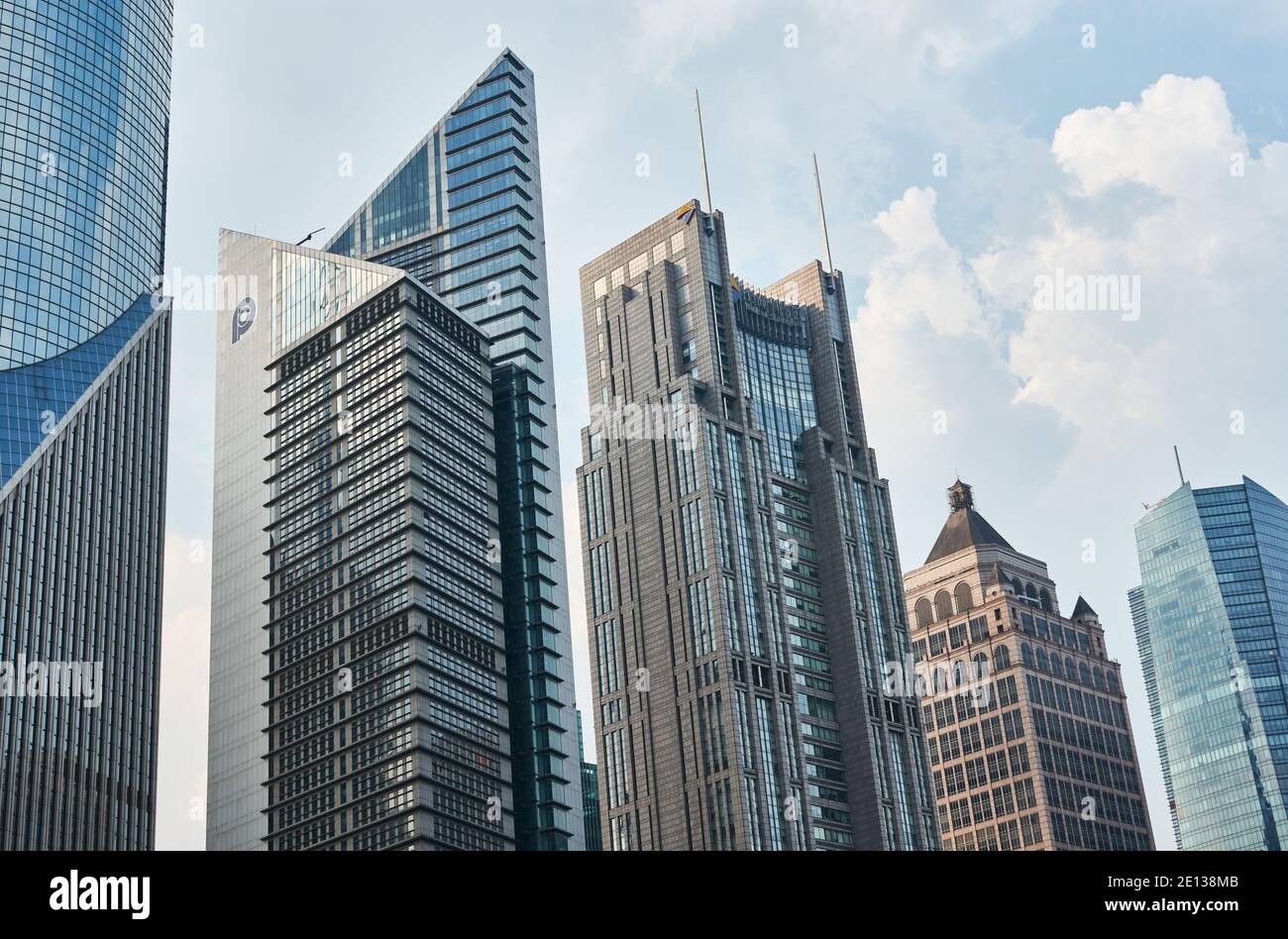Shanghai, China - 28. Juli 2015: Shanghai Wolkenkratzer in Pudong Neubaugebiet in Shanghai, China Stockfoto