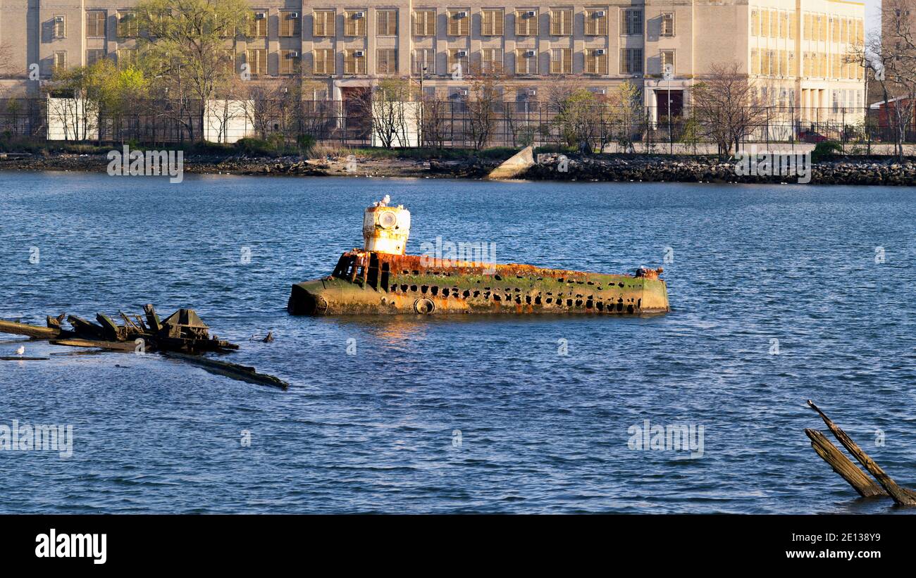 Quester I (Yellow Submarine) wurde in Coney Island Creek zerstört. Erbaut 1967 von Jerry Bianco. Stockfoto