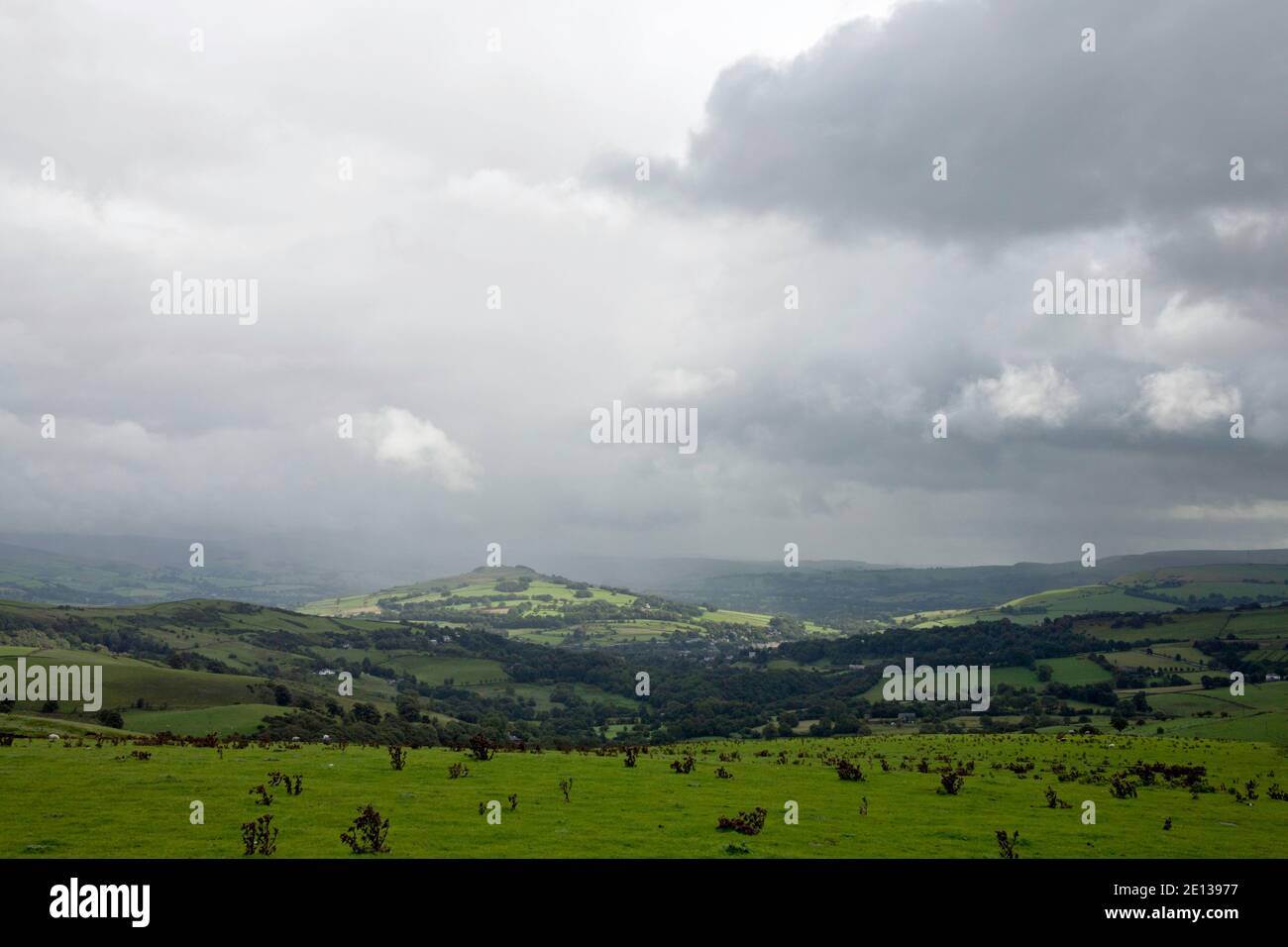 Sommerstürmwolken, die über Black Hill und Whaley Moor ziehen In der Nähe von Disley Cheshire vom Gritstone Trail aus gesehen sponds Hill Lyme Handley Cheshire Stockfoto