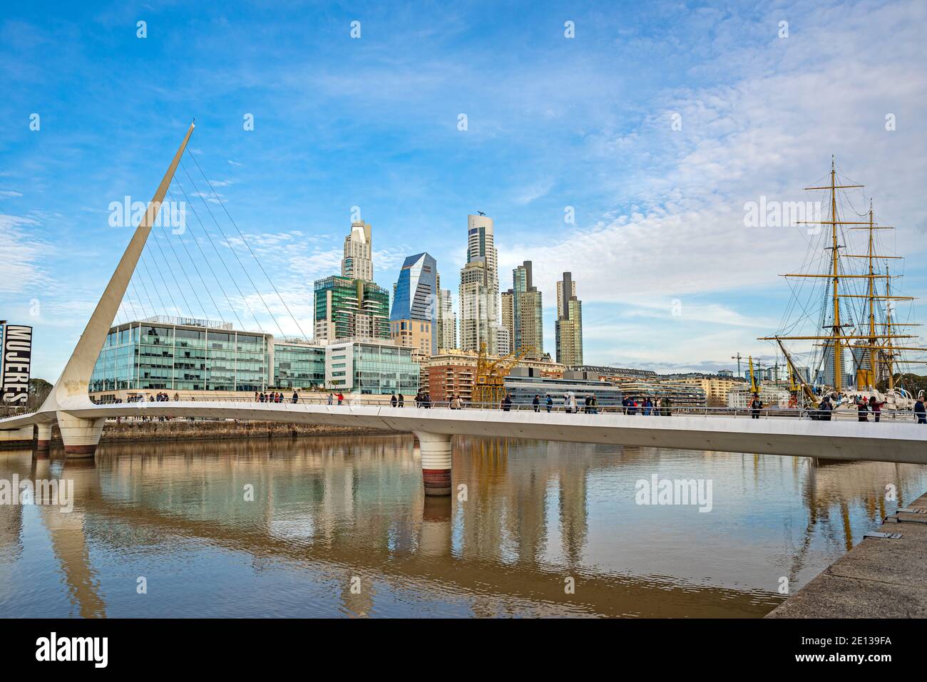 Puente de la Mujer vom Architekten Santiago Calatrava im Stadtteil Puerto Madero, Buenos Aires, Argentinien. Moderne Gebäude und ein altes Schiff Stockfoto