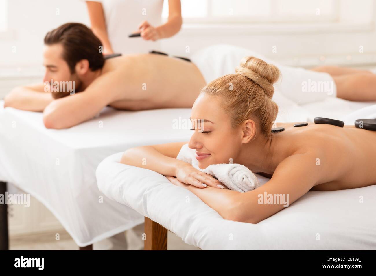 Ehepartner Genießen Exotische Massage Mit Heißen Steinen Liegen Im Spa Stockfoto
