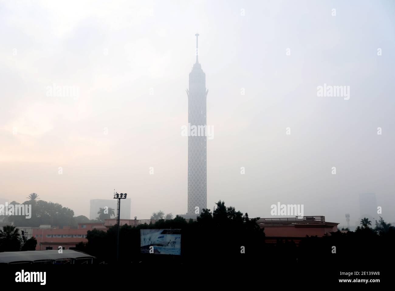 Kairo, Ägypten. Januar 2021. Der Cairo Tower ist im Nebel von Kairo, Ägypten, am 4. Januar 2021 zu sehen. Quelle: Ahmed Gomaa/Xinhua/Alamy Live News Stockfoto