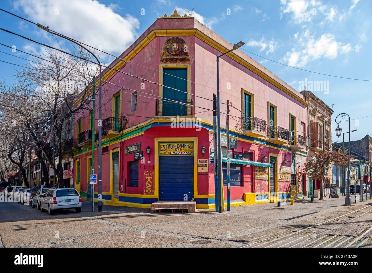 Farbenfrohe rosa und rote Haus in La Boca Bezirk in Buenos Aires, Argentinien. La Boca ist ein altes Viertel Stockfoto
