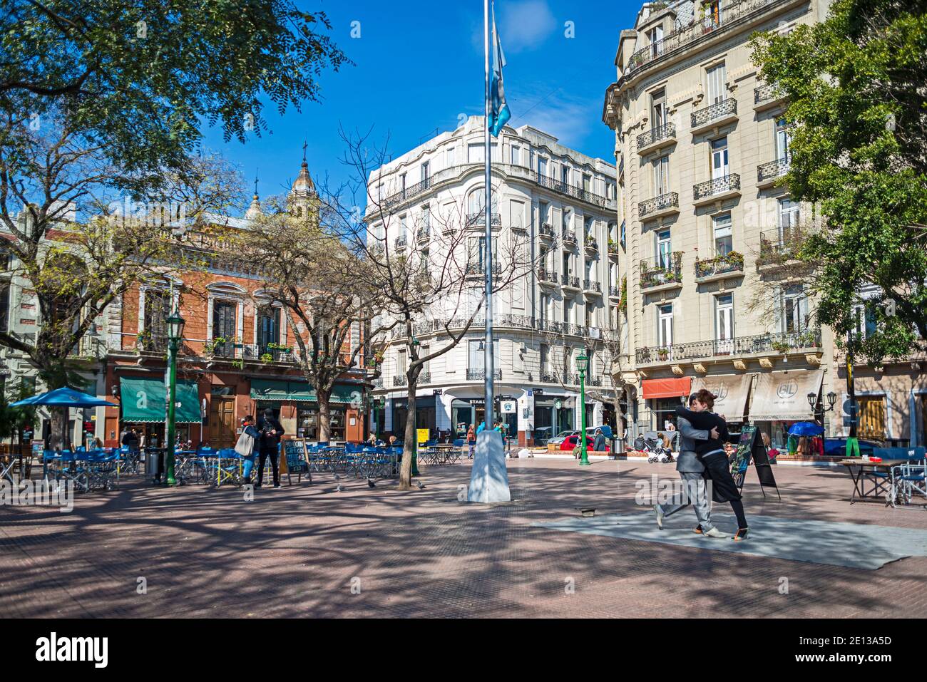 Plaza Dorrego, Buenos Aires. Zwei Tänzer sind perfroming Tango für Touristen. San Telmo ist ein altes und charakteristisches Viertel ('Barrio') Stockfoto