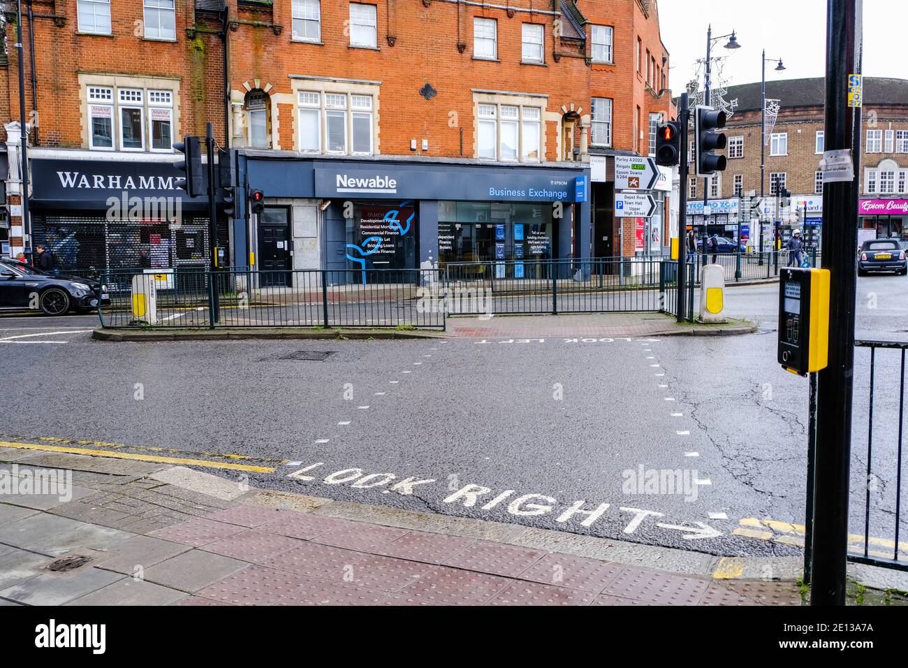 Epsom, London, Großbritannien, Januar 03 2021, Ampelgesteuerte Fußgängerüberfahrt Stockfoto