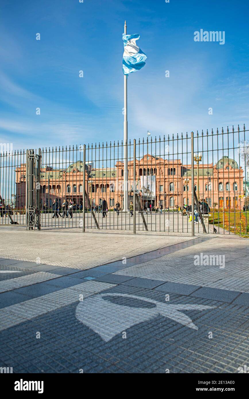 Plaza de Mayo in Buenos Aires, Argentinien. Es wird angenommen, dass es der grundlegende Ort der Stadt sein. Casa Rosada im Hintergrund Stockfoto