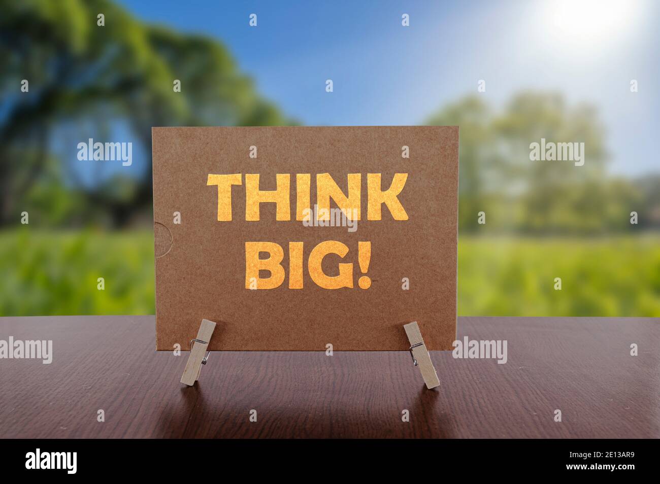 Denken Sie großen Text auf der Karte auf dem Tisch mit sonnigen grünen Park Hintergrund. Stockfoto