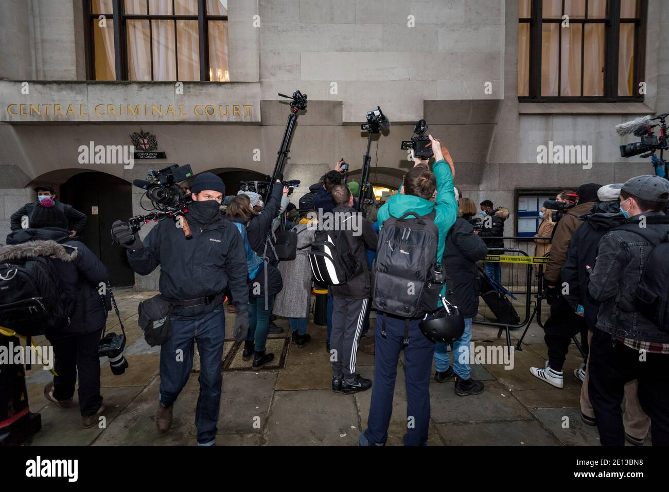 London, Großbritannien. Januar 2021. Presse vor dem Old Bailey Central Criminal Court, wo das Urteil innerhalb des Auslieferungsverfahrens gegen Julian Assange, Wikileaks Gründer gemacht wird. Assange wurde vom Spionagegesetz der Vereinigten Staaten beschuldigt, „vertrauliche Dokumente im Zusammenhang mit der nationalen Verteidigung offenlegen“ zu müssen. Kredit: Stephen Chung / Alamy Live Nachrichten Stockfoto