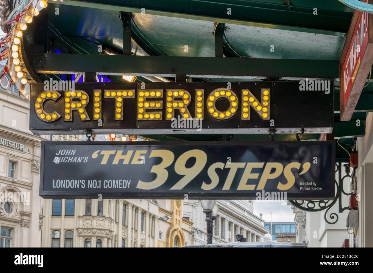 Ein Zeichen für John Buchans The 39 Steps in einer Adaption von Patrick Barlow am Criterion Theatre in London. Stockfoto