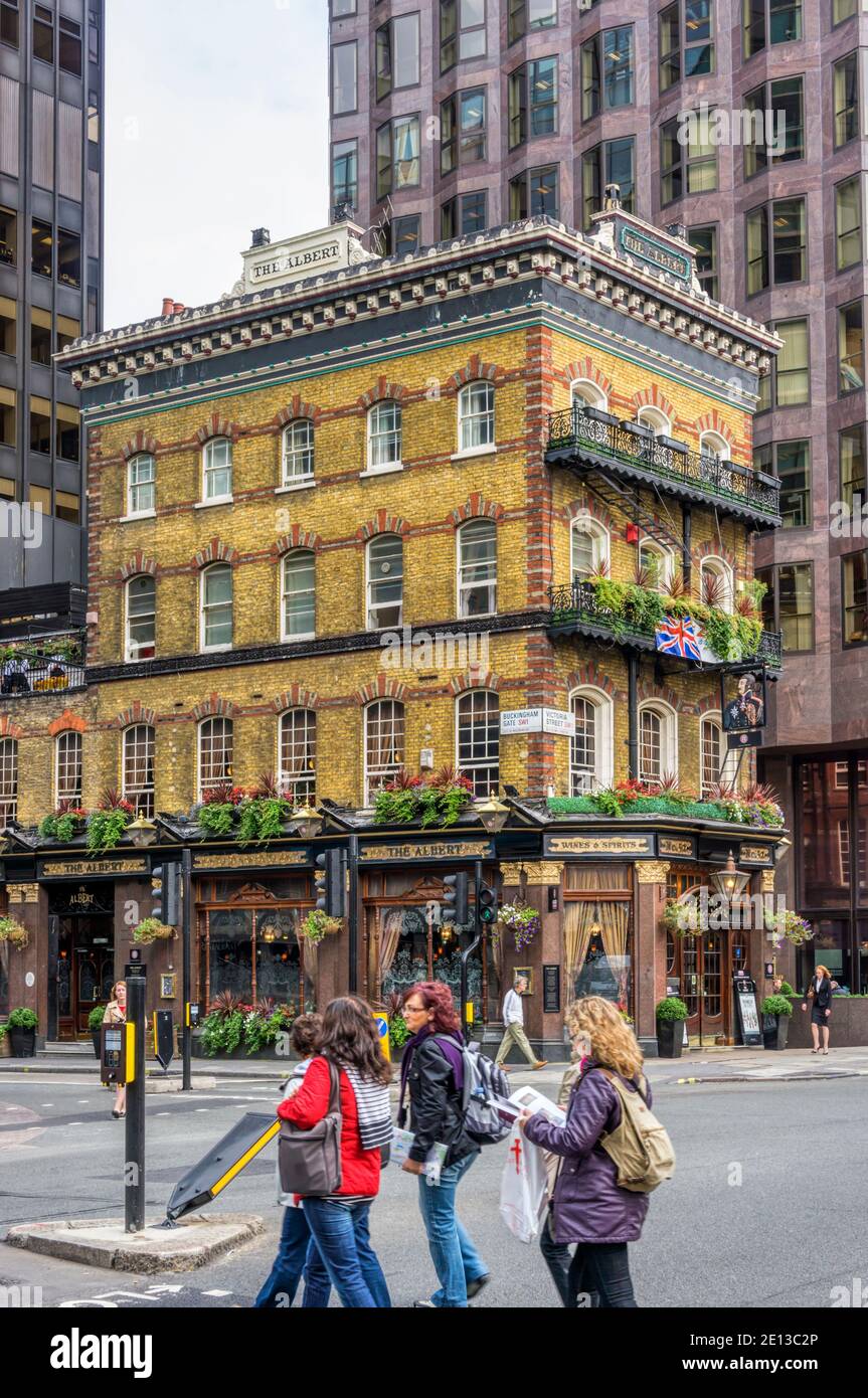 Das Albert Public House an der Ecke Victoria Street und Buckingham Gate im Zentrum von London. Stockfoto