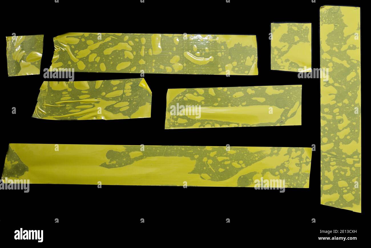 Set von gelben Bändern auf schwarzem Hintergrund Stockfoto