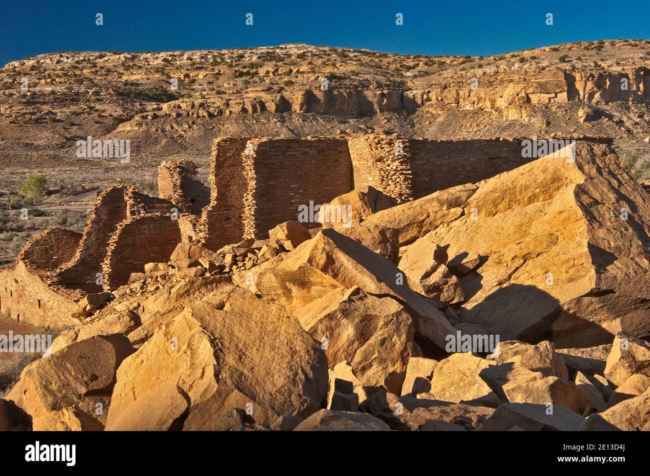 Pueblo Bonito, Anasazi Indianer ruins, South Mesa in Ferne, Chaco Culture National Historical Park, New Mexico, USA Stockfoto