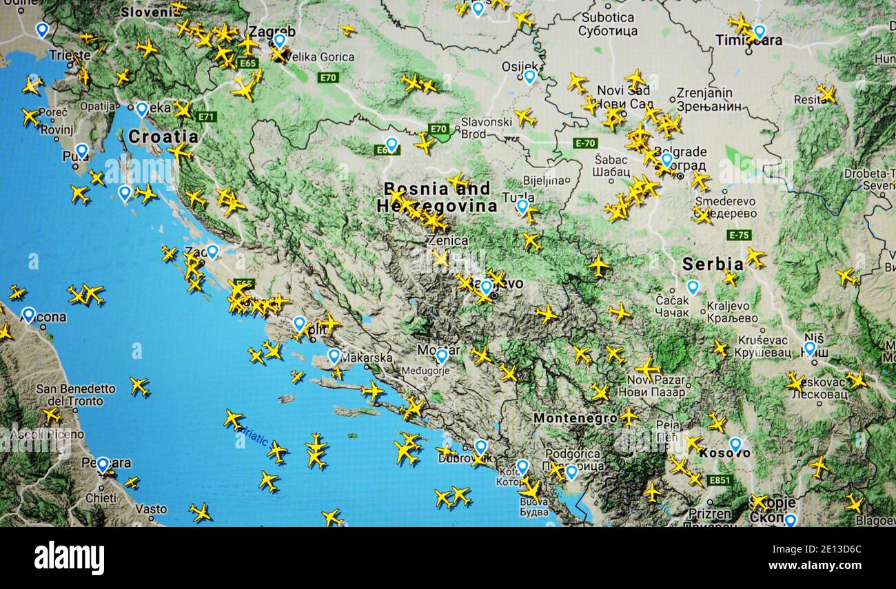 Flugverkehr über Kroatien und Bosnien-Herzegowina (17. august 2020, UTC 09.11) im Internet mit Flightradar 24 Website, während der Coronavirus-Pandemie Stockfoto
