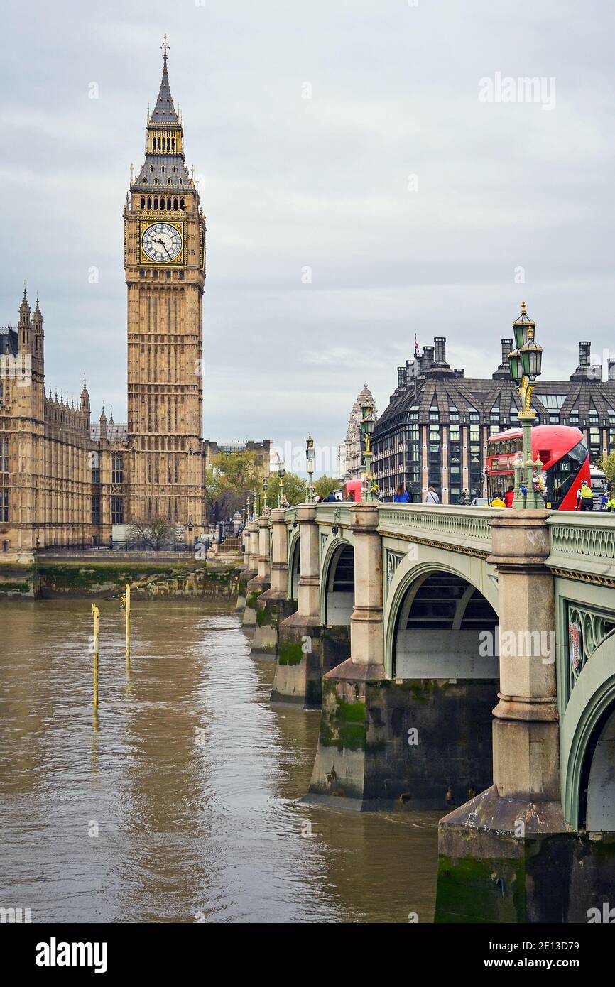 Charakteristischer Blick auf den Big Ben Uhrenturm, die wichtigste Touristenattraktion in London, Großbritannien Stockfoto