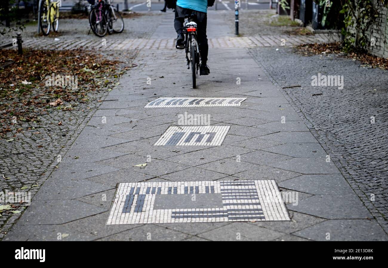 Berlin, Deutschland. Dezember 2020. Ein Mosaik ist in den Bürgersteig in der Reichenberger Straße eingebettet. Es soll sich auf den ehemaligen Sitz der C. Bechstein Pianofortemanufaktur beziehen. Verschiedene Kunstprojekte sollen die Menschen an die industrielle Vergangenheit der Straße erinnern. Quelle: Britta Pedersen/dpa-Zentralbild/ZB/dpa/Alamy Live News Stockfoto