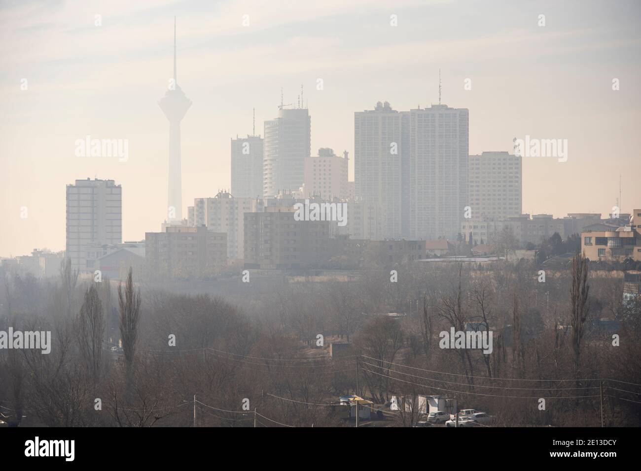 Teheran erstickte in den vergangenen Tagen unter einer Decke aus Smog. Die durchschnittliche Luftkonzentration der feinsten und gefährlichsten Partikel (PM2,5) lag in den 158 24 Stunden bis sonntag, 03. januar 2021, laut der Website der Regierung Air.teheran.ir in einer Sitzung am Freitag, Abdolreza Cheraghali ein stellvertretender Generalgouverneur, Sagte, dass der Dezember 2020 einer der am stärksten verschmutzten Monate in Teheran in den letzten Jahren war und die hohe Luftverschmutzung wird voraussichtlich bis Dienstag fortgesetzt werden Mehr Nachrichtenagentur berichtet. Nach einem Bericht der Weltbank i Stockfoto