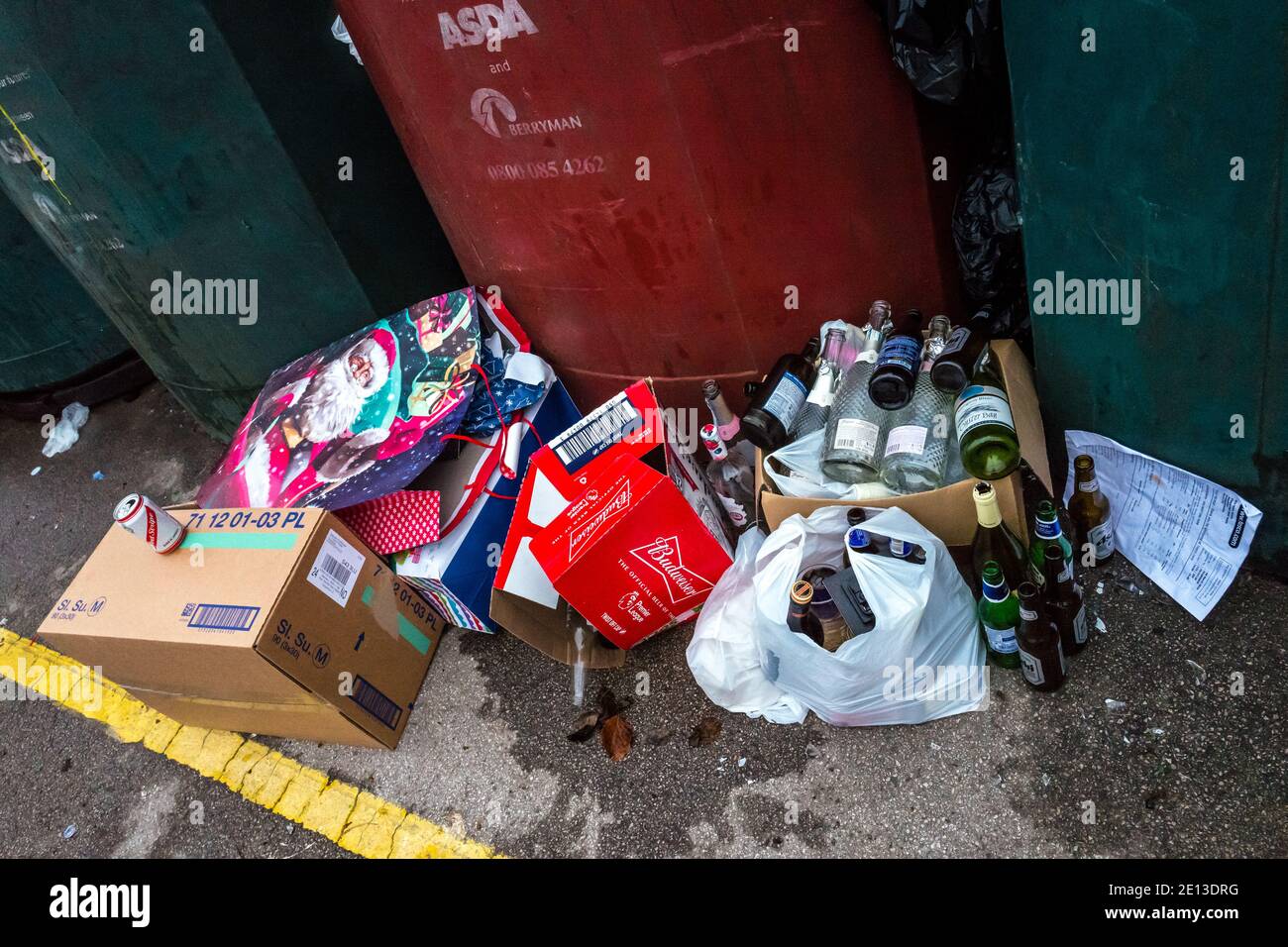 Leere Glasflaschen bei der Flaschenbank nach Weihnachten. Stockfoto