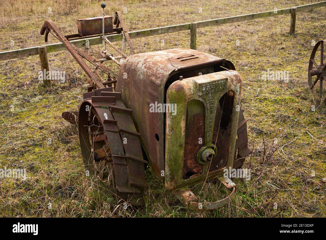 Alte Landmaschinen im Feld British Anzani Iron Horse Traktor 1940er Jahre Stockfoto
