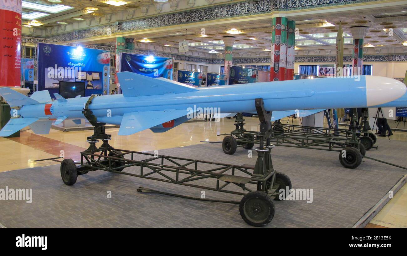 Iranische gemacht Noor (C-802) Anti-Schiff-Kreuzfahrt-Rakete auf dem angezeigt Militärausstellung 'Authority 40' in Teheran Stockfoto