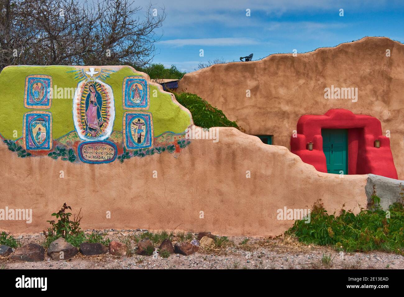 Unsere Liebe Frau von Guadalupe Wandbild am Adobe-Wand im Haus in Santa Cruz, New Mexico, USA Stockfoto