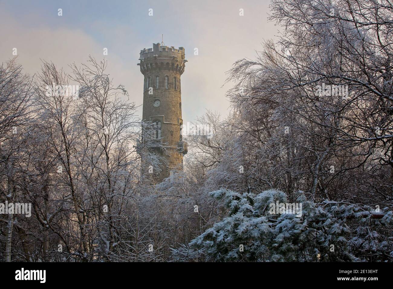 Schöne Winteransicht von Milchbäumen und Felsen bei Sonnenuntergang, gefrorenen Aussichtsturm Sneznik, Böhmische Schweiz Stockfoto