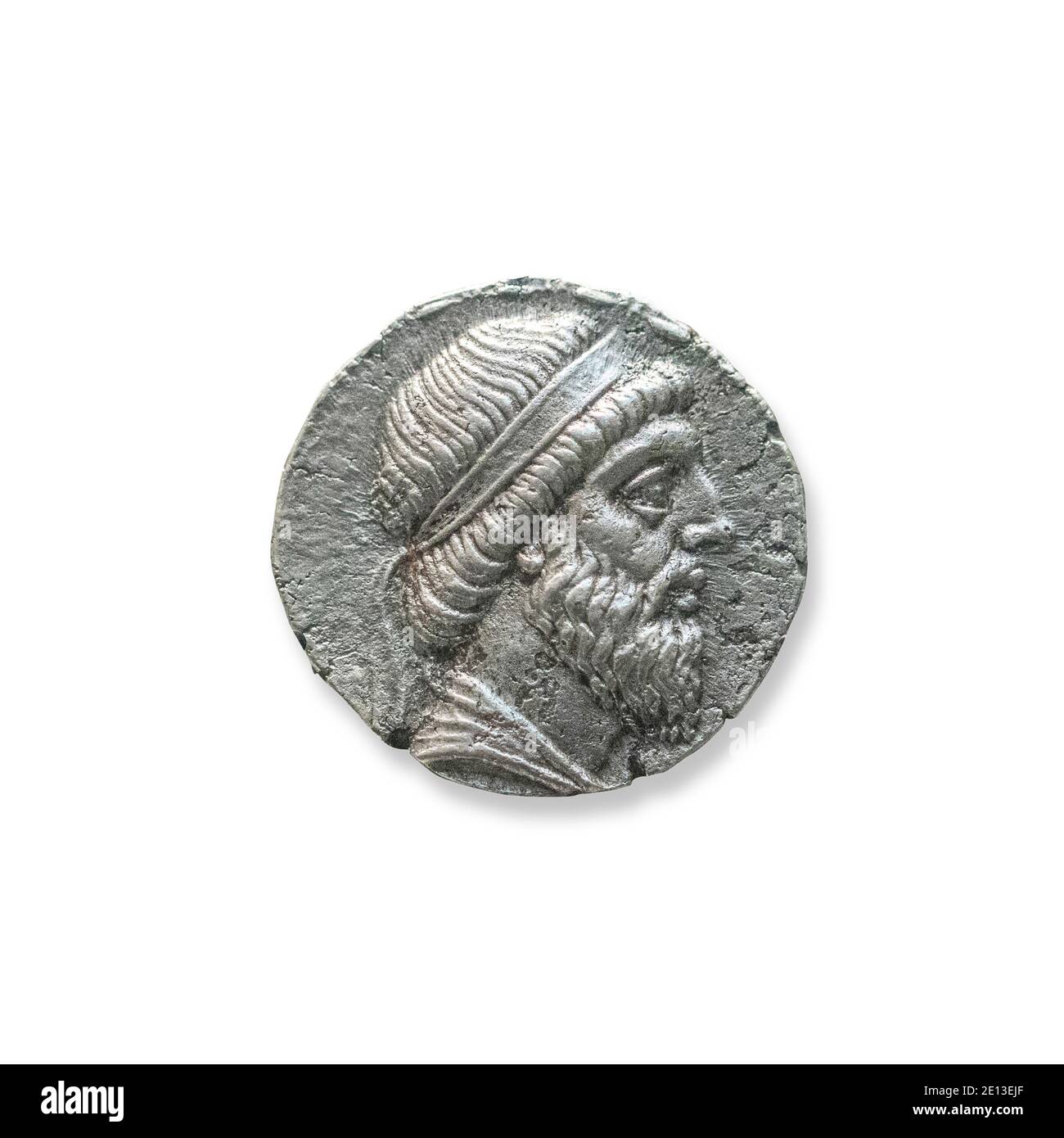 Parthian Münzprägung auf weißem Hintergrund. Frühe Münzen aus dieser Zeit zeigen den Herrscher mit einem weichen Hati. Parthian Prägung wurde während der Parthian hergestellt Stockfoto