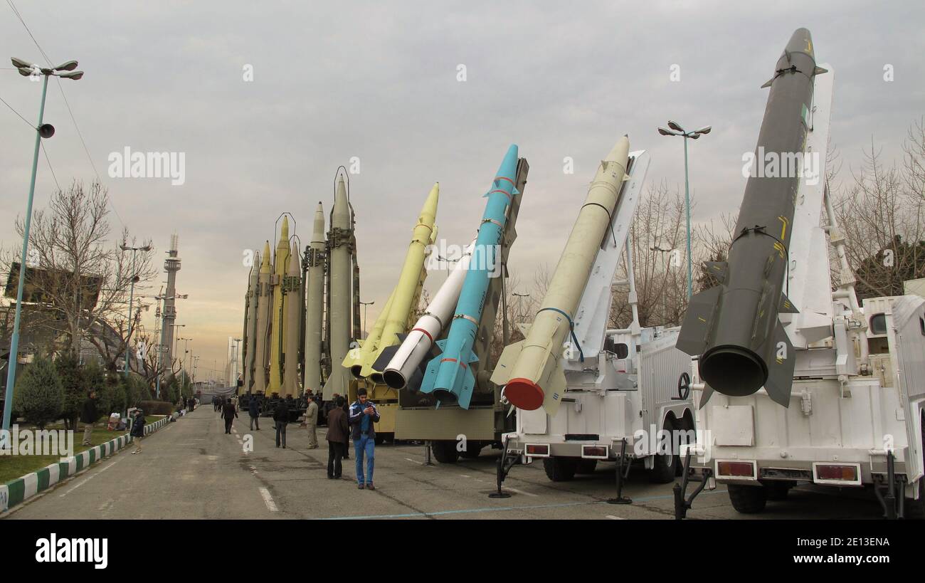 Von Iran hergestellte ballistische Raketen auf der Militärausstellung "Authority 40" in Teheran. Stockfoto
