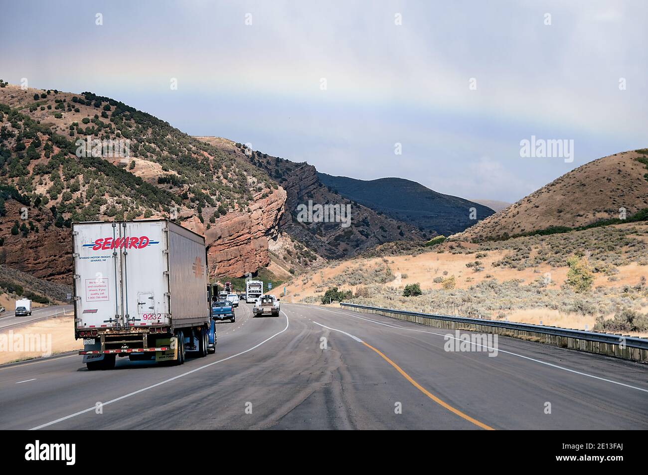 Seward Trucking Rainbow über Scenic Highway Stockfoto