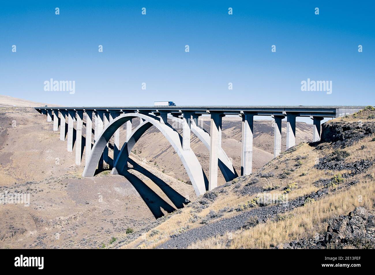 Traktor-Anhänger Über Betonbogenbrücke Stockfoto