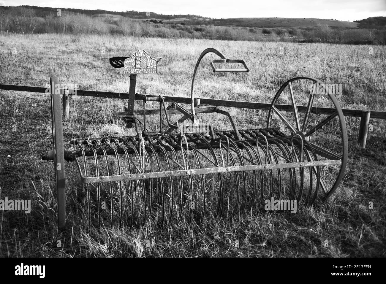 Alte Landmaschinen auf dem Feld Stockfoto