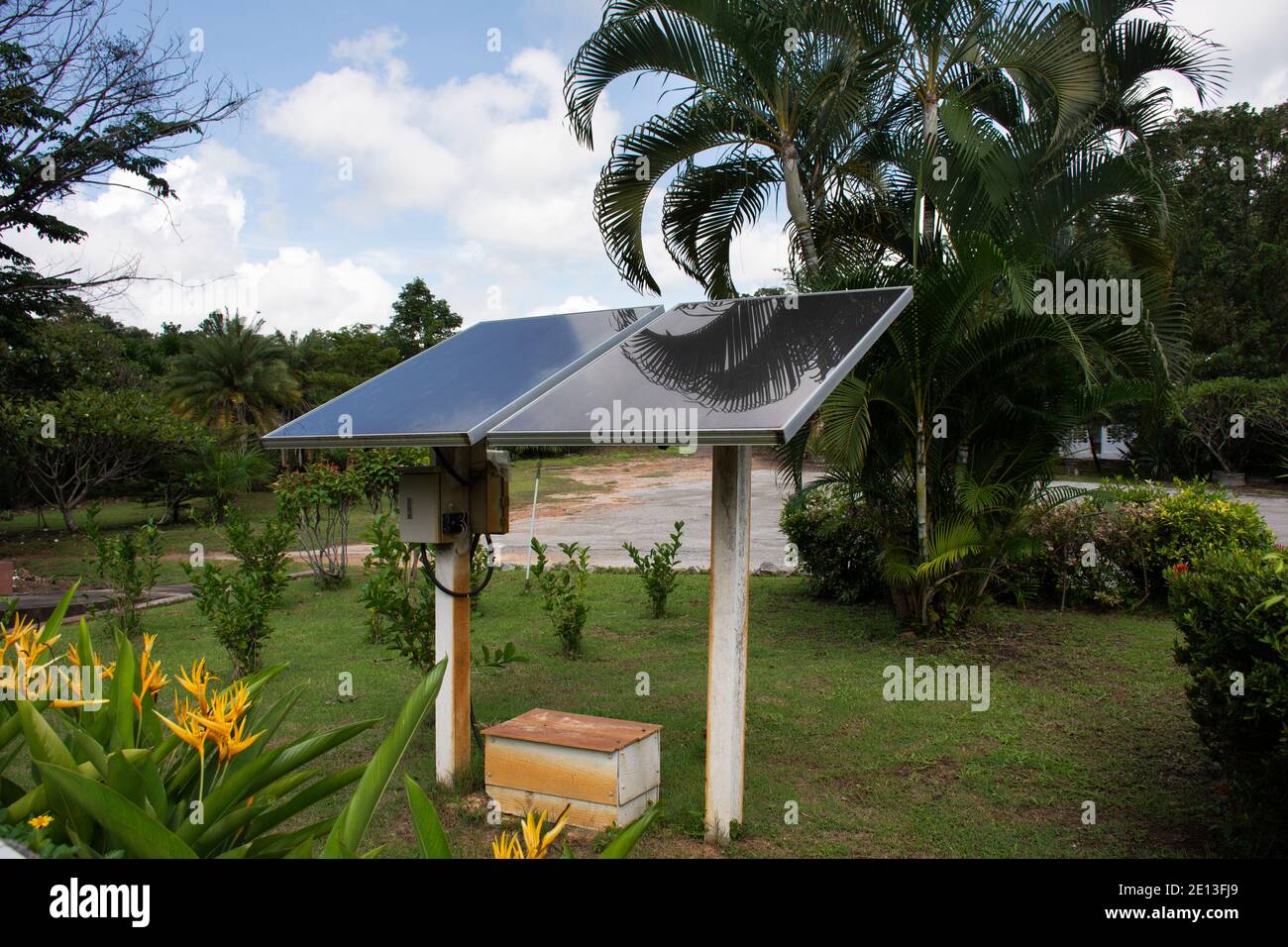 Solarzellen-Panel für Strom im Garten im Freien bei gemacht Stupa Museum des Mönchs Luang Pu Khao Ananyo in Wat Tham Klong Phen Waldtempel bei Phu Phan Stockfoto