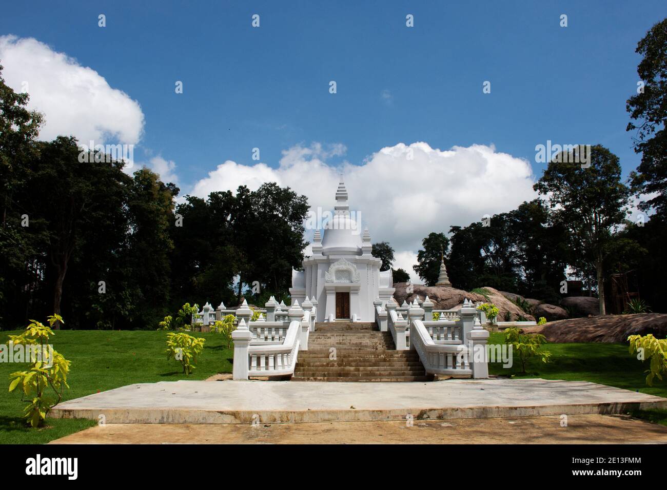 Schöner weißer Stupa-Schrein im Garten im Wat Tham Klong Phen Waldtempel für Thailänder und ausländische Reisende Reise Besuch Respekt beten Stockfoto